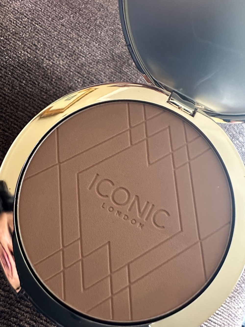 ICONIC London Ultimate Bronzing Powder 
Medium Bronze - Picture 4 of 7